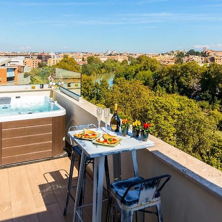 Penthouse With A Panoramic Rooftop In Trastevere With Seasonally Jacuzzi Rome Buitenkant foto
