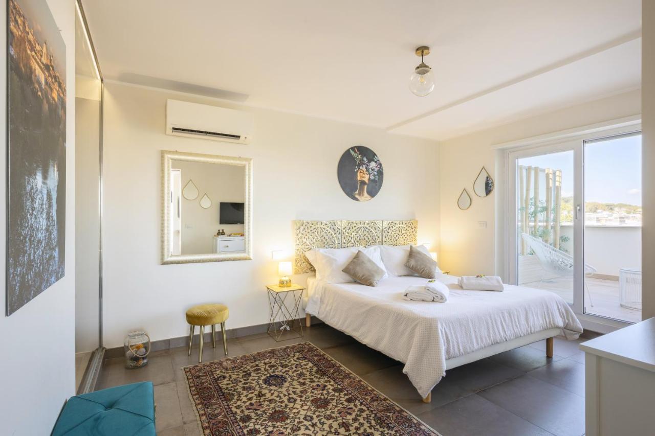 Penthouse With A Panoramic Rooftop In Trastevere With Seasonally Jacuzzi Rome Buitenkant foto