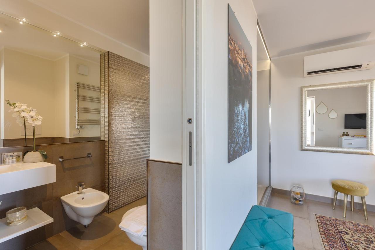 Penthouse With A Panoramic Rooftop In Trastevere With Seasonally Jacuzzi Rome Buitenkant foto