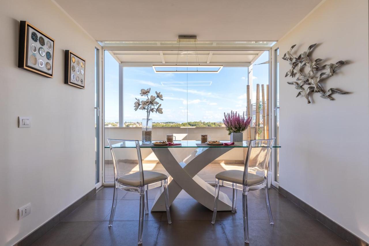 Penthouse With A Panoramic Rooftop In Trastevere With Seasonally Jacuzzi Rome Buitenkant foto