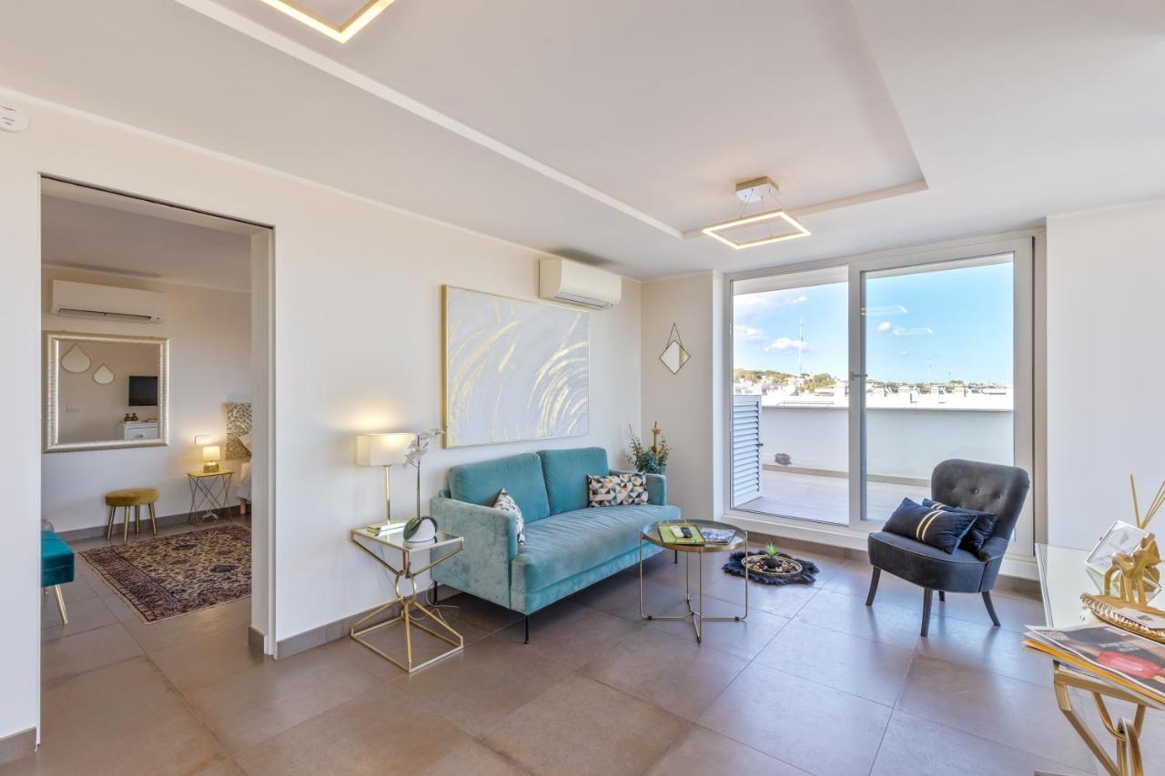 Penthouse With A Panoramic Rooftop In Trastevere With Seasonally Jacuzzi Rome Buitenkant foto
