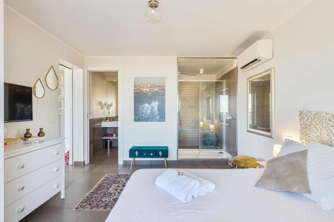 Penthouse With A Panoramic Rooftop In Trastevere With Seasonally Jacuzzi Rome Buitenkant foto