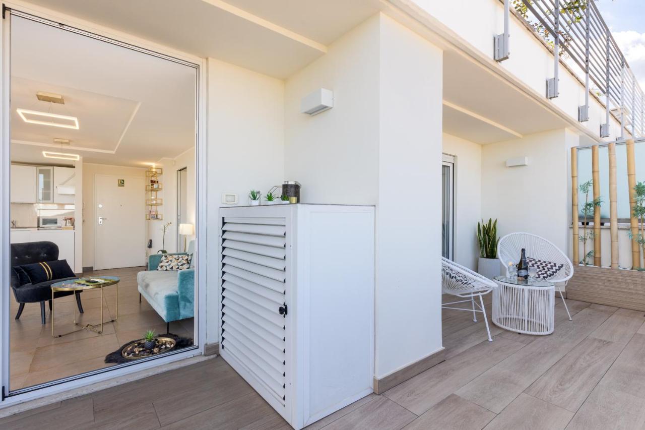 Penthouse With A Panoramic Rooftop In Trastevere With Seasonally Jacuzzi Rome Buitenkant foto