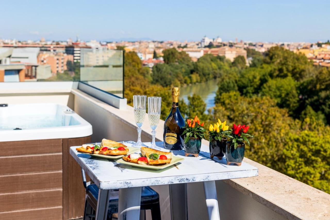 Penthouse With A Panoramic Rooftop In Trastevere With Seasonally Jacuzzi Rome Buitenkant foto