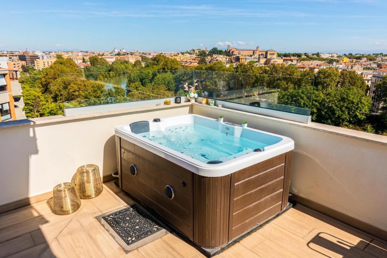 Penthouse With A Panoramic Rooftop In Trastevere With Seasonally Jacuzzi Rome Buitenkant foto