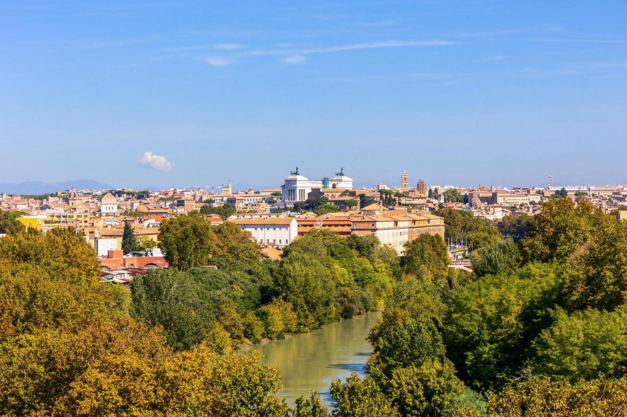 Penthouse With A Panoramic Rooftop In Trastevere With Seasonally Jacuzzi Rome Buitenkant foto